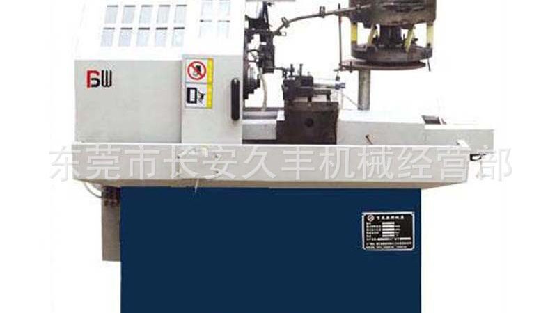 在选择数控机床与加工中心时，应重点关注以下因素：